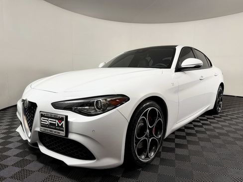 Used 2023 Alfa Romeo Giulia Ti AWD/4WD image 2