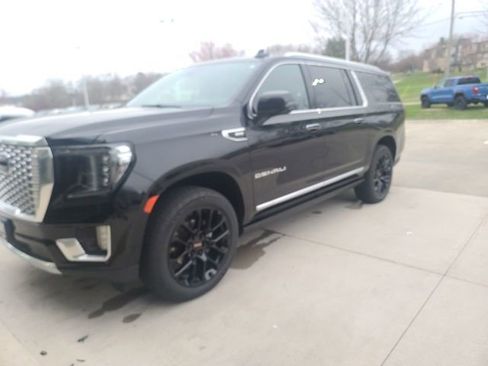 Used 2022 GMC Yukon XL Denali image 1