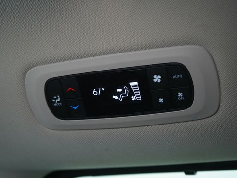 Used 2023 Chrysler Pacifica Touring-L FWD image 18