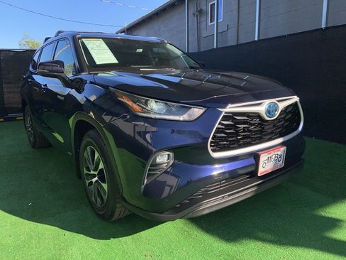 Used 2021 Toyota Highlander XLE AWD/4WD image 1
