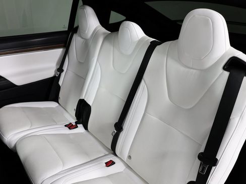 Used 2022 Tesla Model X image 11