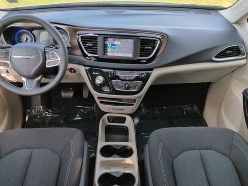 Used 2023 Chrysler Voyager LX FWD image 15
