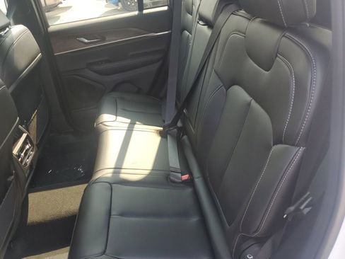 New 2025 Jeep Grand Cherokee Limited w/ Black Appearance Package AWD/4WD image 15