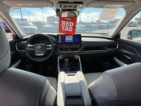 Used 2024 Toyota Grand Highlander XLE image 25