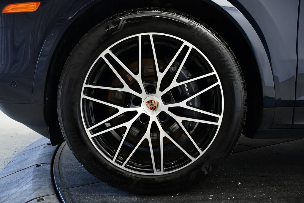 Certified 2025 Porsche Cayenne AWD/4WD image 13