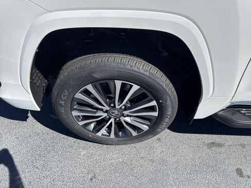 Used 2025 Lexus LX 600 4WD w/ Premium Package image 9