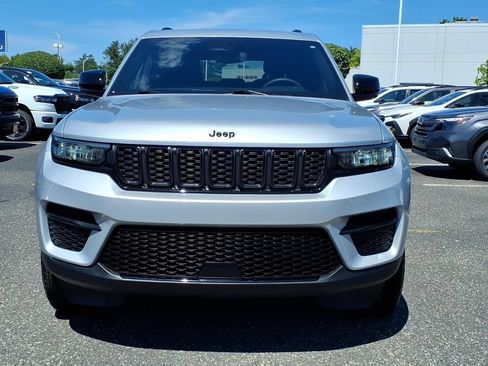Used 2024 Jeep Grand Cherokee Altitude RWD image 2