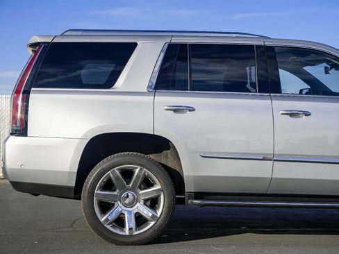Used 2020 Cadillac Escalade Luxury image 9