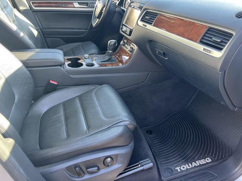 Used 2014 Volkswagen Touareg TDI image 21