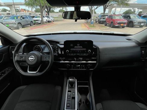 Used 2024 Nissan Pathfinder SV FWD image 11