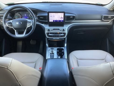 Used 2021 Ford Explorer XLT w/ Equipment Group 202A RWD image 4