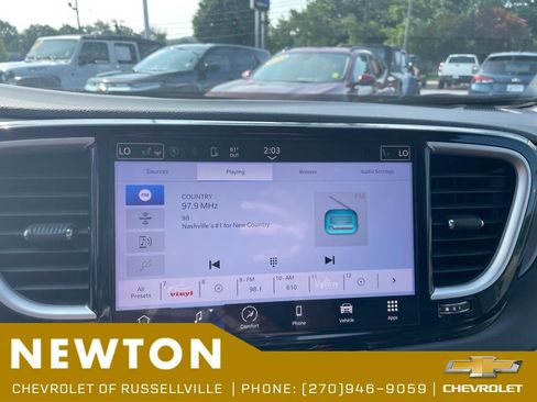 Used 2023 Chrysler Pacifica Touring-L FWD image 5