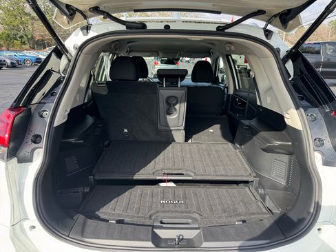 Used 2019 Nissan Rogue SV image 16
