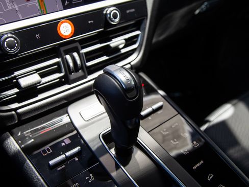 Certified 2024 Porsche Macan S AWD/4WD image 22