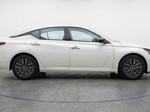 Used 2025 Nissan Altima 2.5 SV image 11