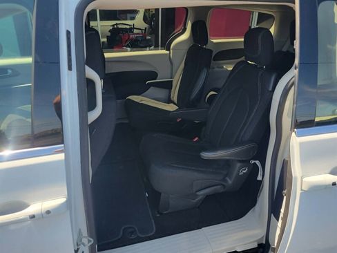 Used 2022 Chrysler Voyager LX FWD image 19