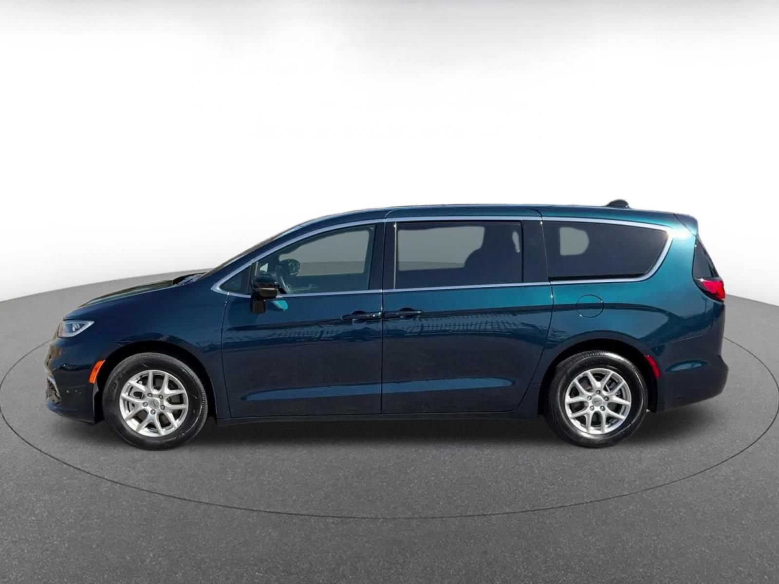 Used 2025 Chrysler Pacifica Select FWD image 8