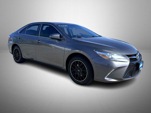 Used 2017 Toyota Camry SE image 3