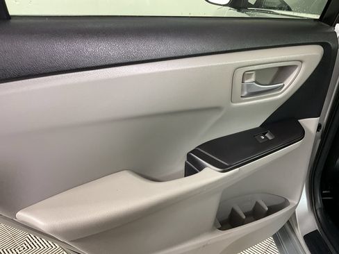 Used 2016 Toyota Camry SE FWD image 17