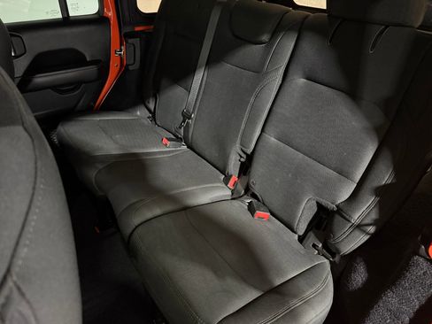 Used 2018 Jeep Wrangler Unlimited Sahara image 33