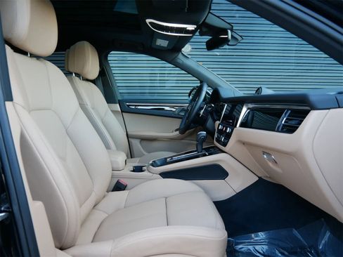 Used 2025 Porsche Macan image 26
