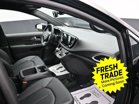 Used 2025 Chrysler Pacifica Select w/ Uconnect Theater Family Group image 9