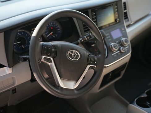Used 2018 Toyota Sienna LE image 20
