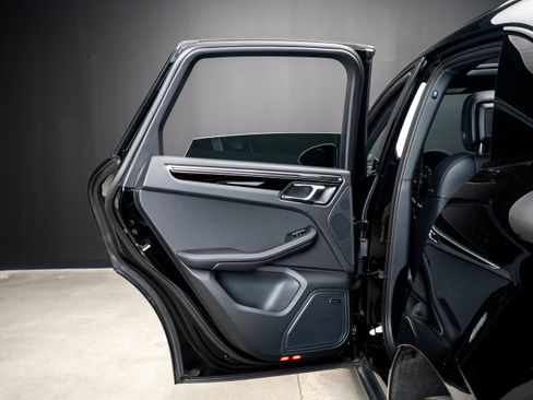 Certified 2025 Porsche Macan Turbo AWD/4WD image 38