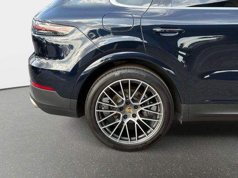 Used 2022 Porsche Cayenne w/ Premium Package image 18