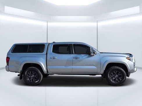 Used 2022 Toyota Tacoma SR5 w/ Technology Package RWD image 2