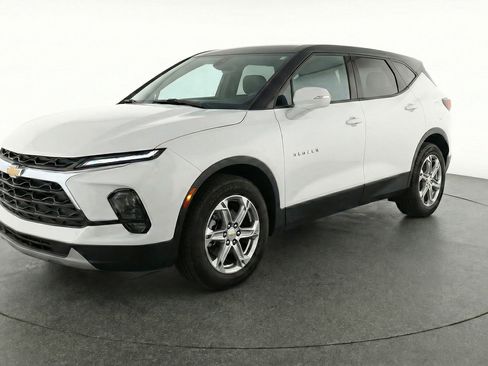 Used 2025 Chevrolet Blazer LT FWD image 3