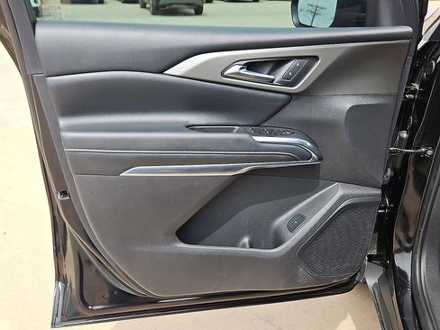 Used 2025 Chevrolet Traverse LT FWD image 13