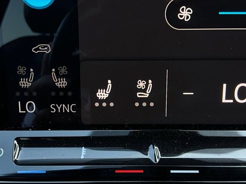 Used 2025 Volkswagen Atlas Cross Sport SE image 30