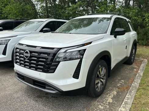New 2026 Nissan Pathfinder SL image 1