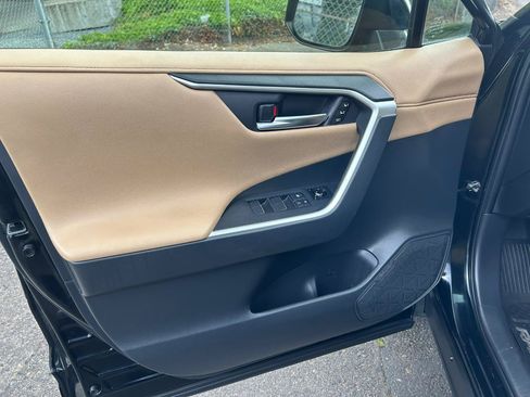 Used 2019 Toyota RAV4 Limited AWD/4WD image 12