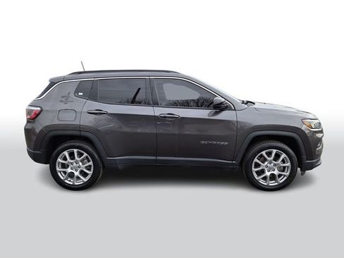 Used 2022 Jeep Compass Latitude image 3