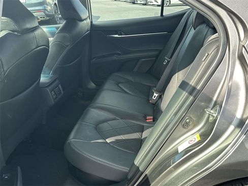 Used 2018 Toyota Camry XLE image 9