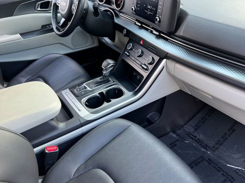 Used 2023 Kia Carnival LX image 14