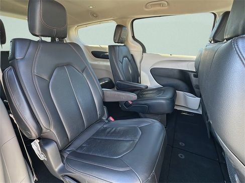 Used 2020 Chrysler Pacifica Touring-L image 22