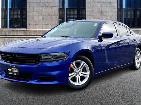 Used 2019 Dodge Charger SXT image 2