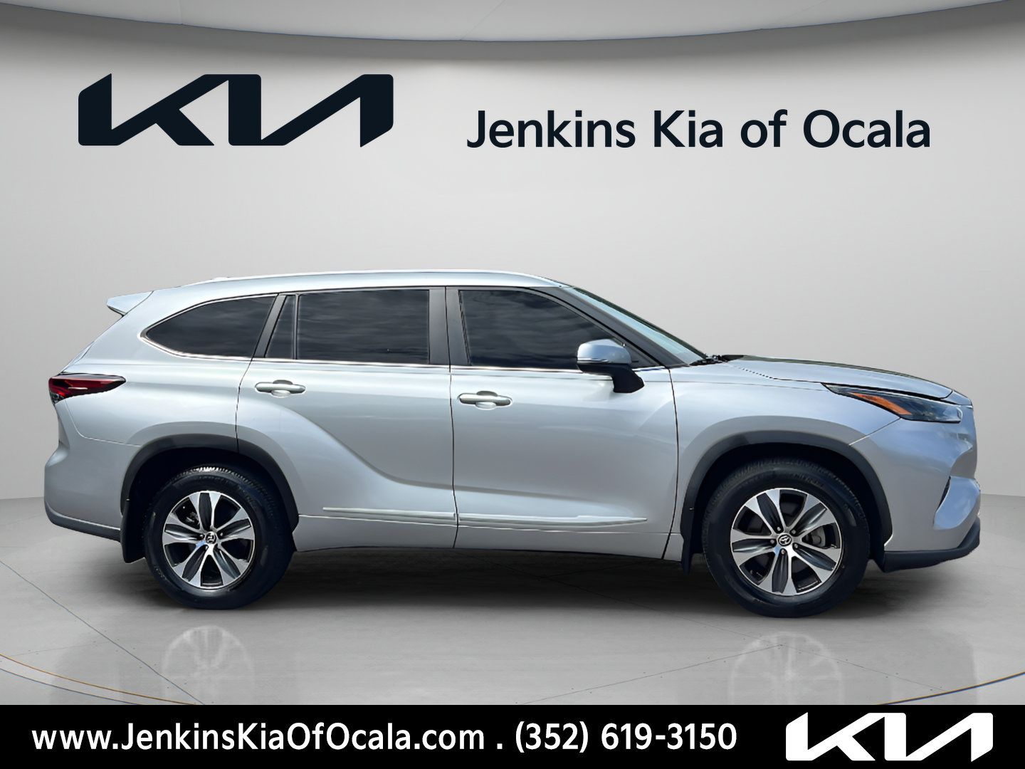 Used 2024 Toyota Highlander XLE FWD image 2