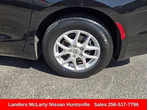 Used 2023 Chrysler Pacifica Touring-L FWD image 12