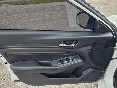 Used 2020 Nissan Altima 2.5 SR w/ Premium Package FWD image 13