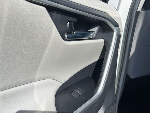 Used 2020 Toyota RAV4 XLE w/ Convenience Package AWD/4WD image 13