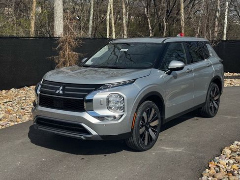 New 2025 Mitsubishi Outlander SE image 1