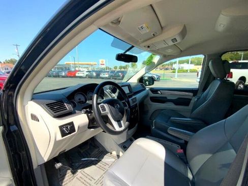 Used 2013 Volkswagen Routan SE image 12
