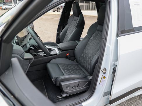 Used 2025 Audi SQ5 Premium Plus AWD/4WD image 32