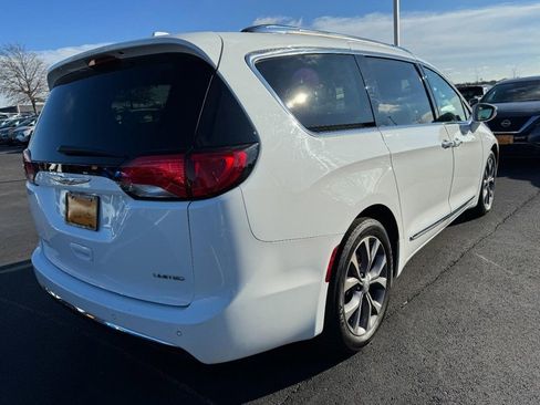 Used 2019 Chrysler Pacifica Limited image 3