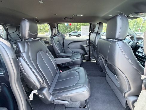 Used 2025 Chrysler Pacifica Select FWD image 27
