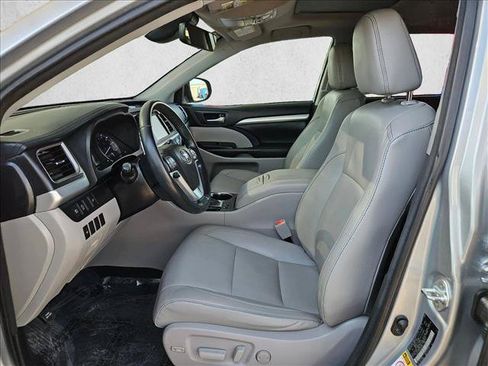 Used 2018 Toyota Highlander XLE AWD/4WD image 14